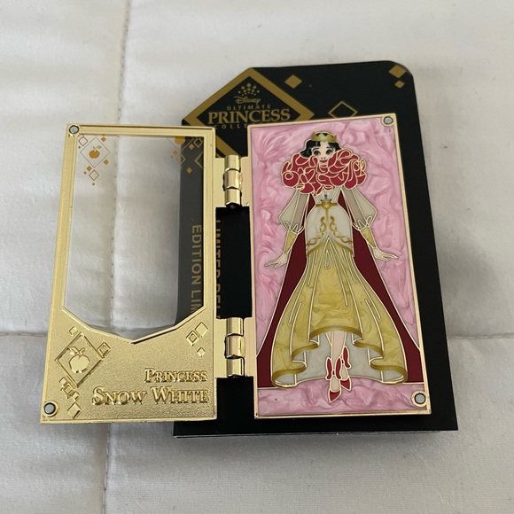 Disney Designer Collection Snow White Hinged Pin – Ultimate Princess Celebration - Picture 2 of 10